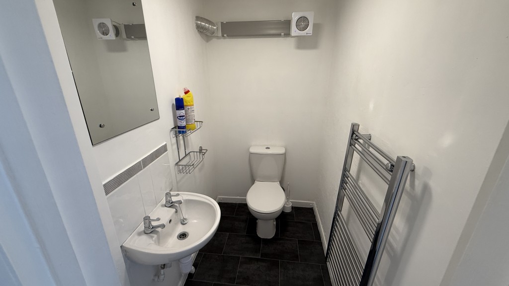 Lot: 157 - FREEHOLD PART VACANT RESIDENTIAL INVESTMENT WITH POTENTIAL INCOME OF £27,000 PER ANNUM - Internal image of basement flat WC